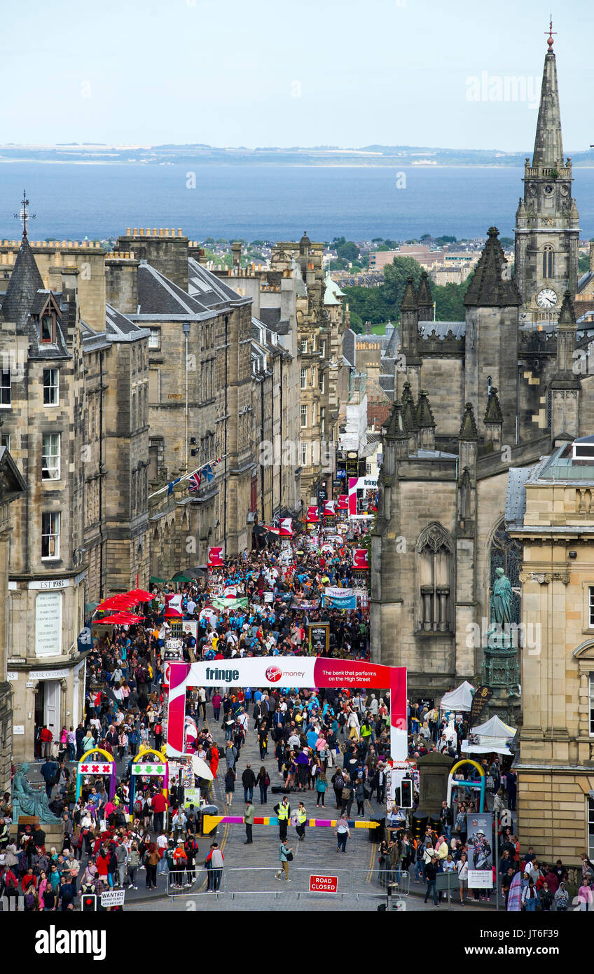 I visitatori potranno gustarsi il teatro di strada sul Royal Mile, parte dell'Edinburgh International Festival Fringe. Foto Stock