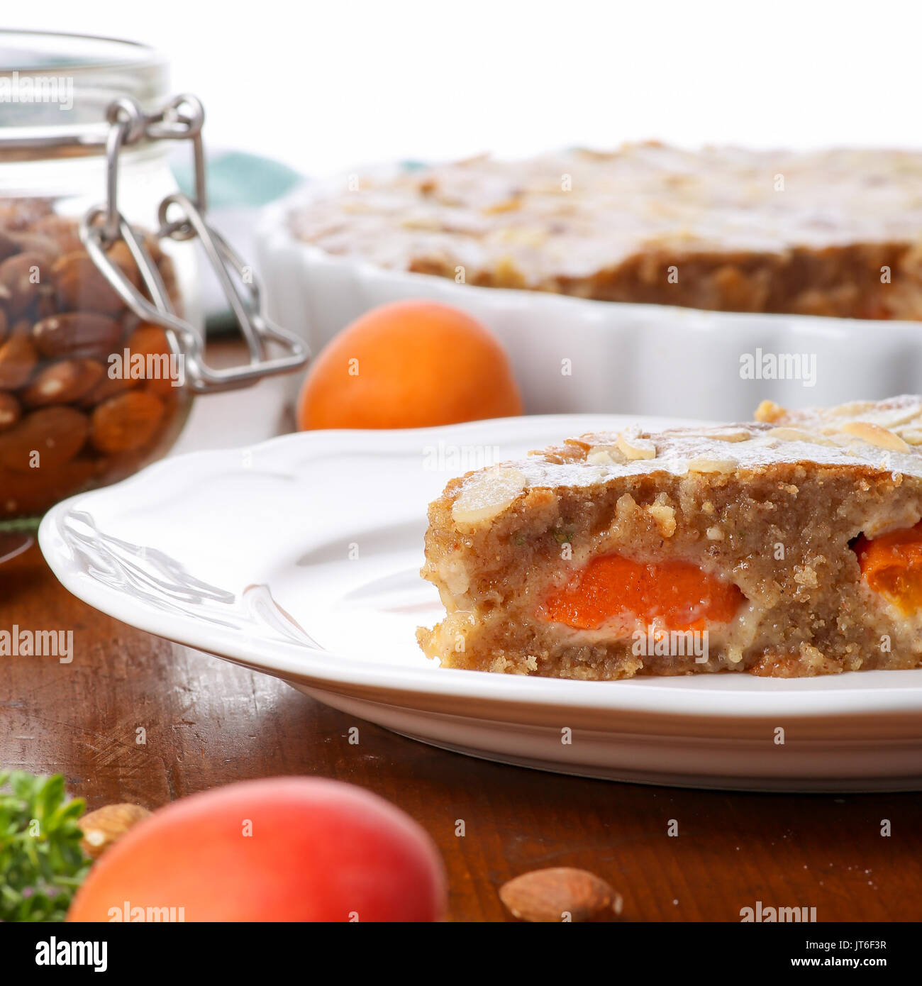 Crustless albicocca frangipane crostata con mandorle e aromatico di timo limone sul rustico di Pino marrone tabella Foto Stock