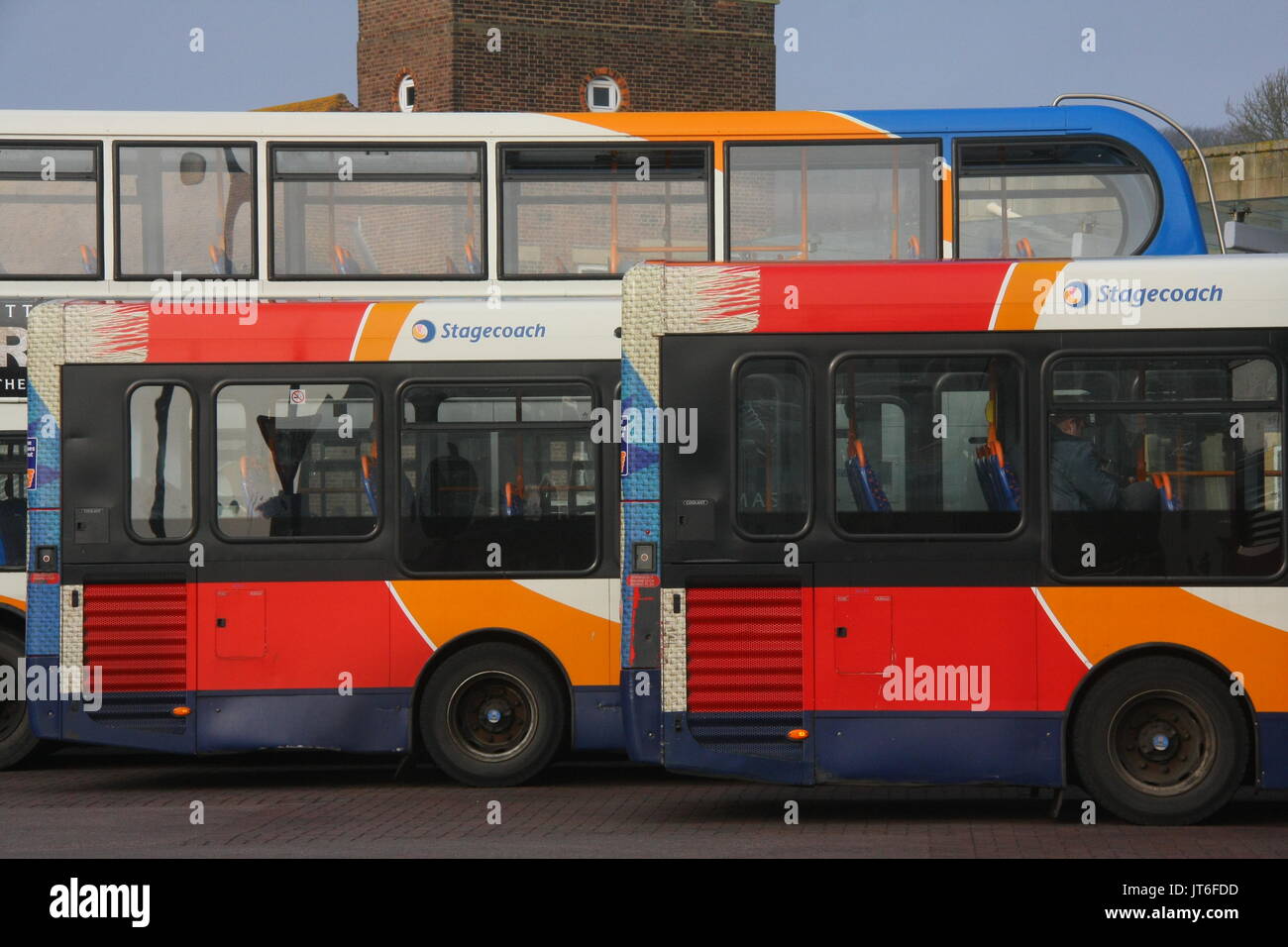 Una soleggiata vista orizzontale di 3 STAGECOACH ADL ALEXANDER DENNIS ENVIRO autobus con il nome della società visibile Foto Stock