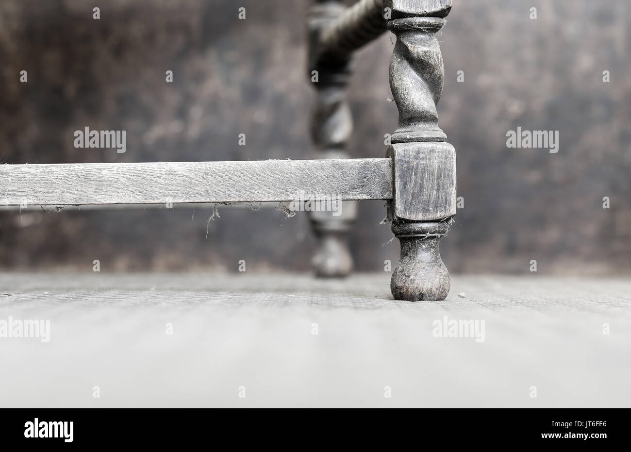 Tradizionale stile giacobino vecchio polveroso alterò il Rovere Anticato sedia orzo gambe di torsione Foto Stock