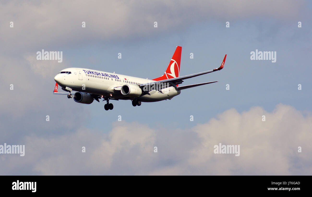 Francoforte, Germania - Febbraio 28th, 2015: Boeing 737 Next Gen - MSN 42006 - TC-JVE della Turkish Airlines in atterraggio a Francoforte Aeroporto Internazionale FRA. La Turkish Airlines è la bandiera nazionale carrier compagnia aerea della Turchia Foto Stock