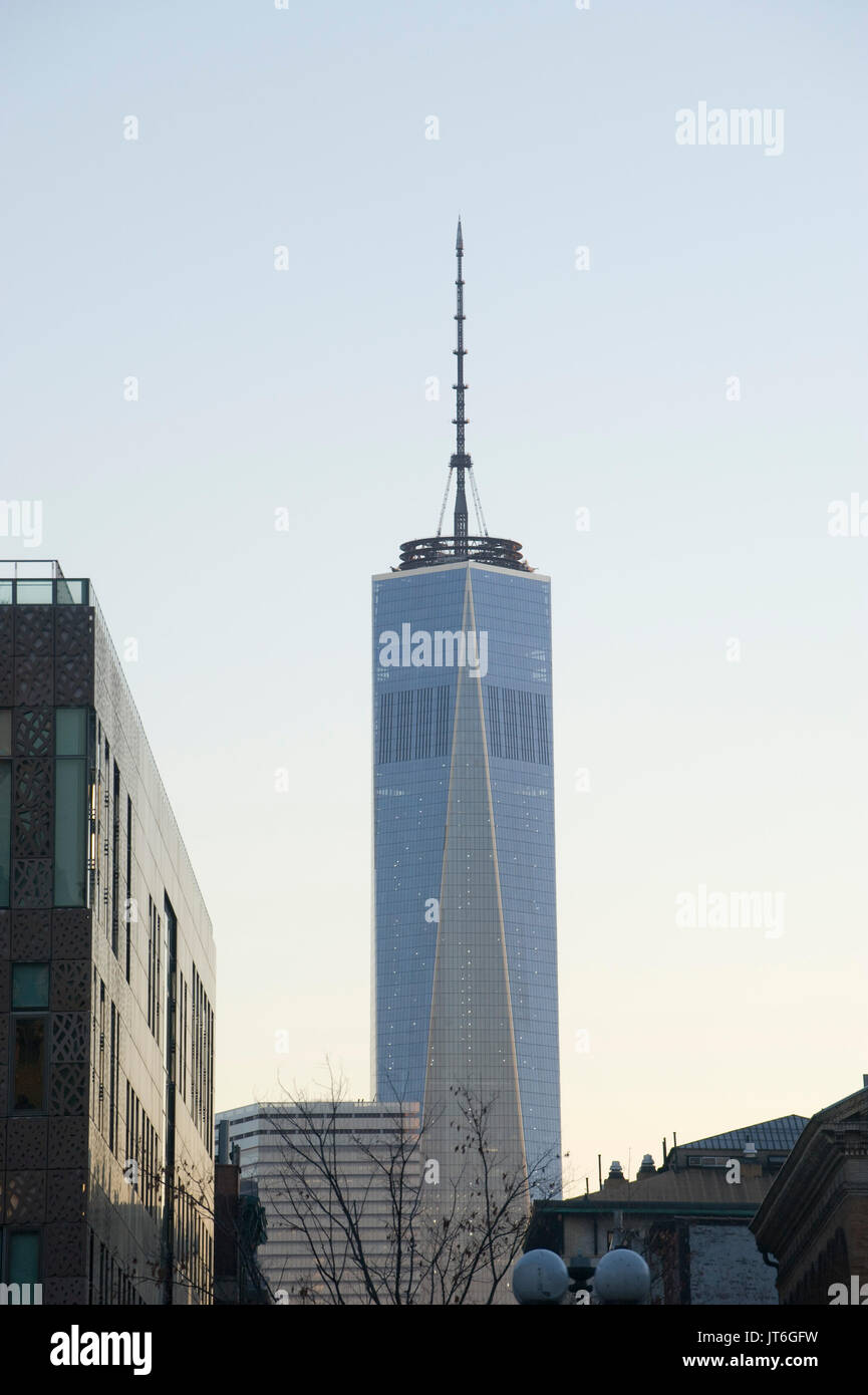 Distante shot di One World Trade Center, noto anche come 1 World Trade Center, 1 WTC o Freedom Tower Foto Stock