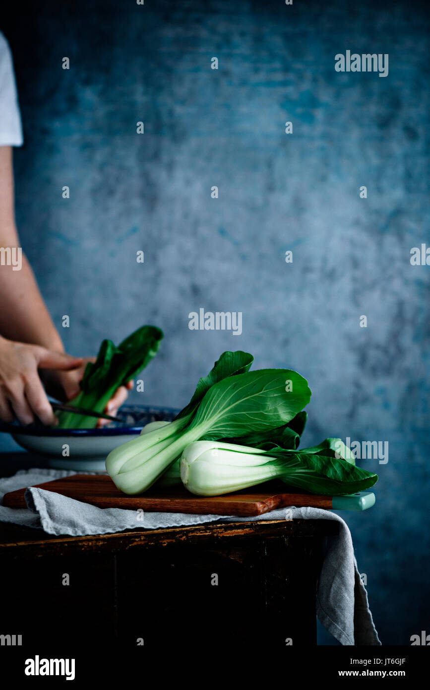 Cavolo cinese Pak Choi su uno sfondo blu Foto Stock