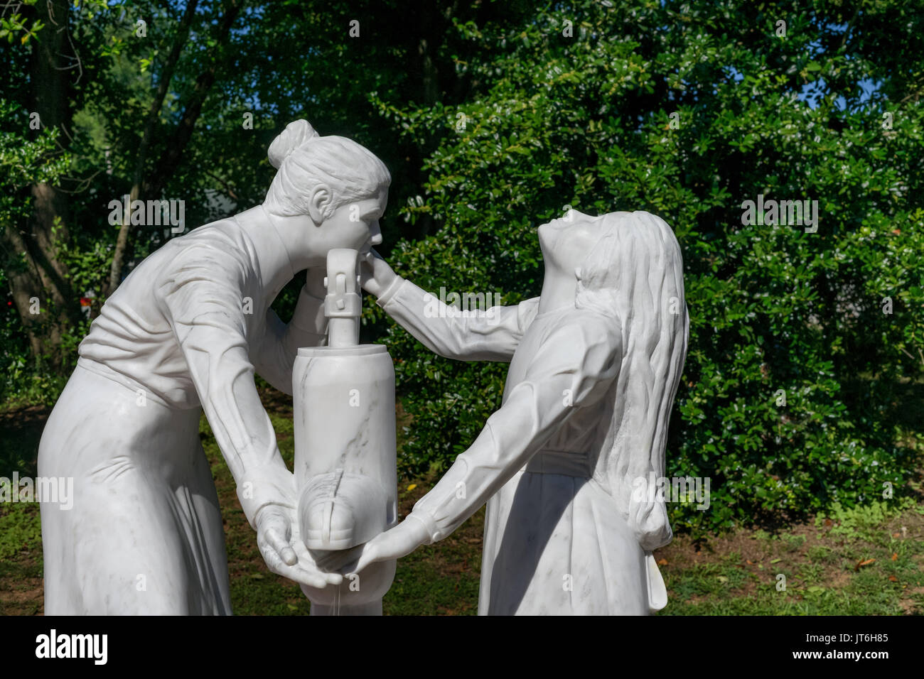Una statua di una giovane Helen Keller con il suo insegnante, Anne Sullivan, sorge sulla proprietà di Keller della nascita home in Tuscumbia, Alabama. Foto Stock