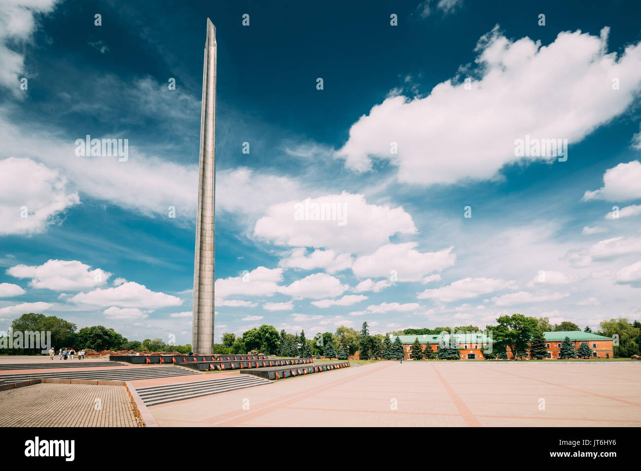 Brest, Bielorussia. Monumento ai Caduti - a baionetta obelisco in Brest Hero fortezza nella soleggiata giornata estiva. Foto Stock