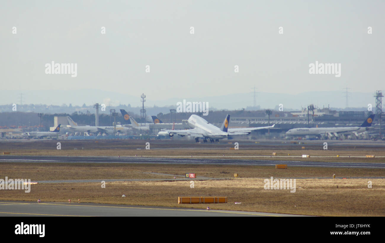 Francoforte, Germania - Febbraio 28th, 2015: il Lufthansa Boeing 747 - 28287 MSN - D-ABVT, denominato Rheinland Pfalz andando a prendere il via all'Aeroporto Internazionale di Francoforte FRA. La famosa e potente di aeromobile soprannominato come Jumbo ha il primo volo nel 1969. Il tipo più grandi operatori sono British Airways, Lufthansa, Korean Air e China Airlines Foto Stock