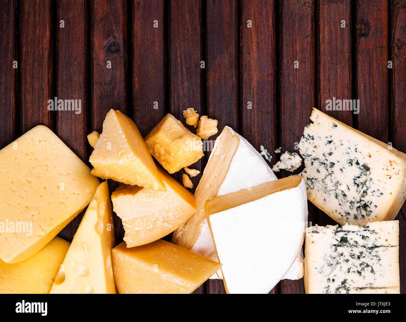 Vari tipi di formaggio su tavola in legno rustico, vista dall'alto Foto Stock