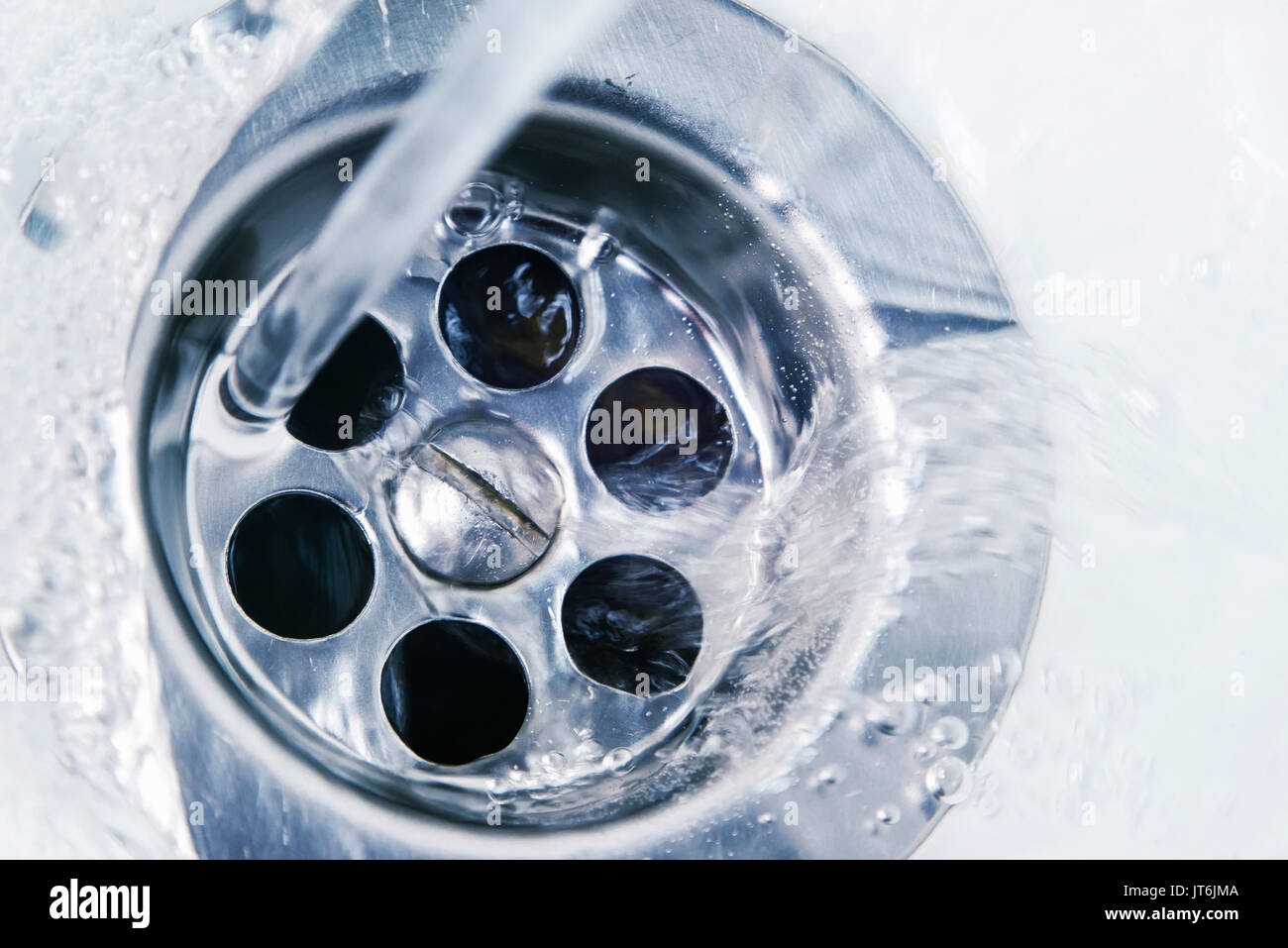 L'acqua scorre nel foro Foto Stock