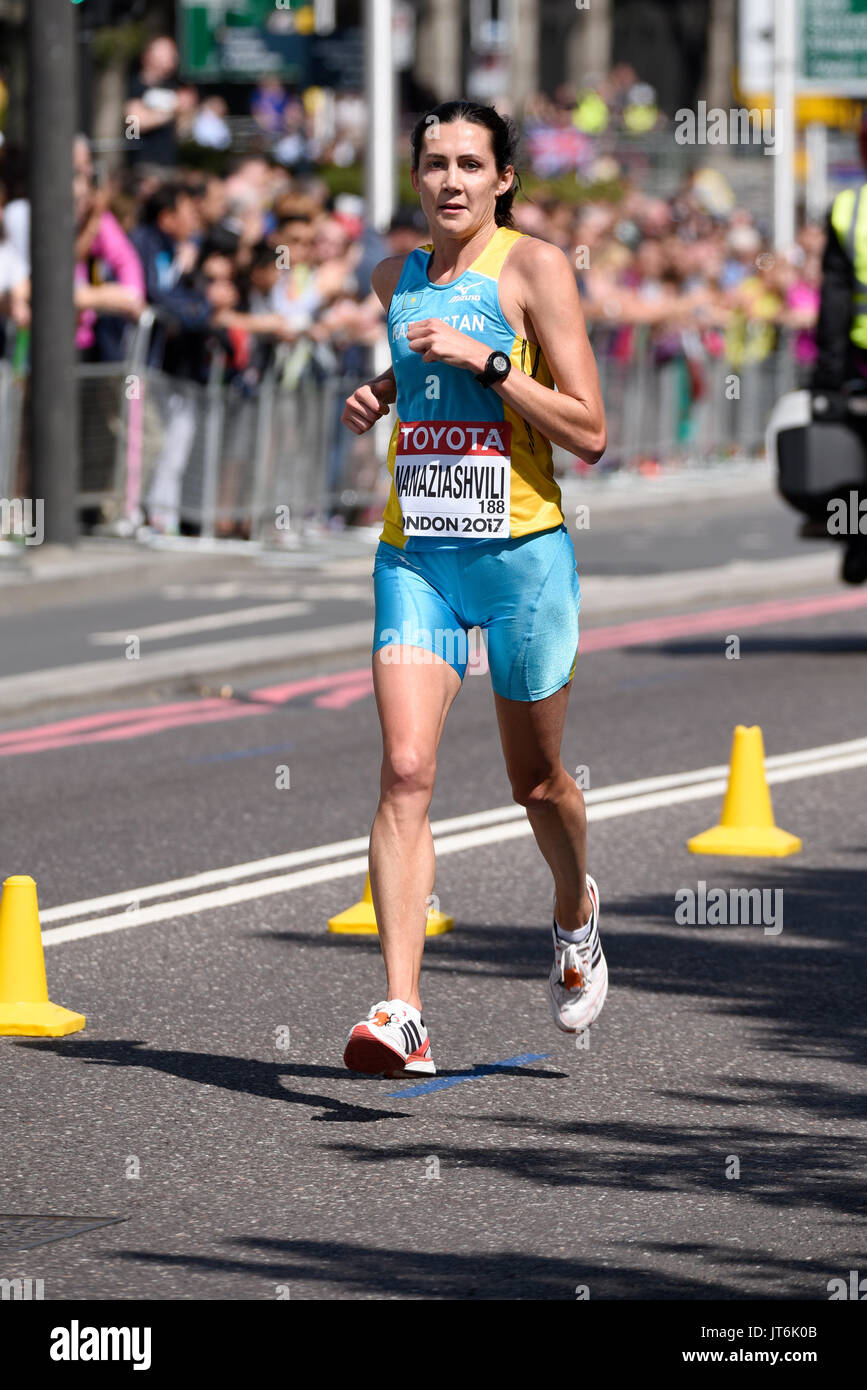 Yelena Nanaziashvili, Kazakistan, che corre ai Campionati del mondo IAAF 2017 Marathon Race a Londra, Regno Unito Foto Stock