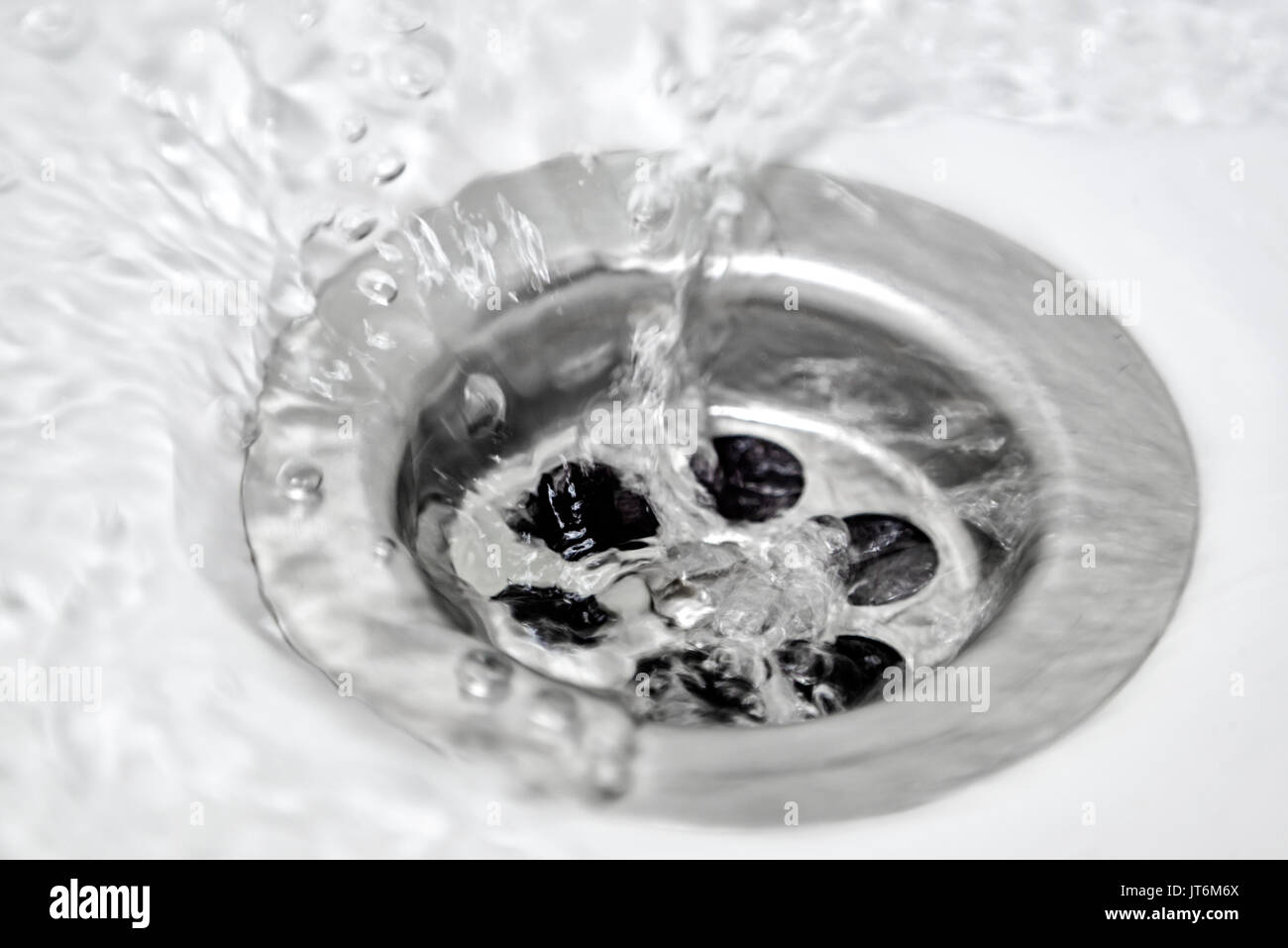 L'acqua scorre nel foro Foto Stock