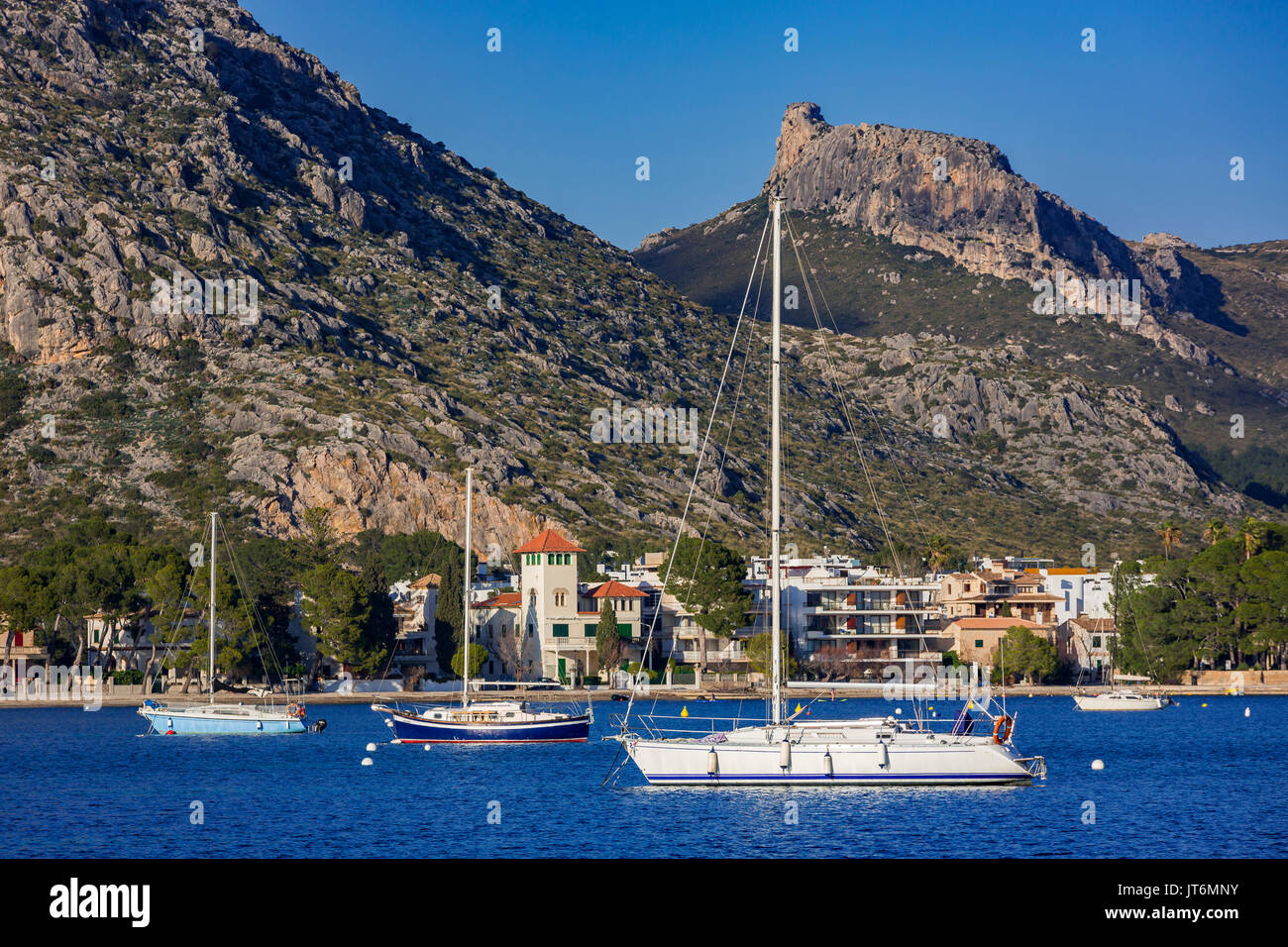 Barche a vela in Port de Pollença, Maiorca, isole Baleari, Spagna Foto Stock