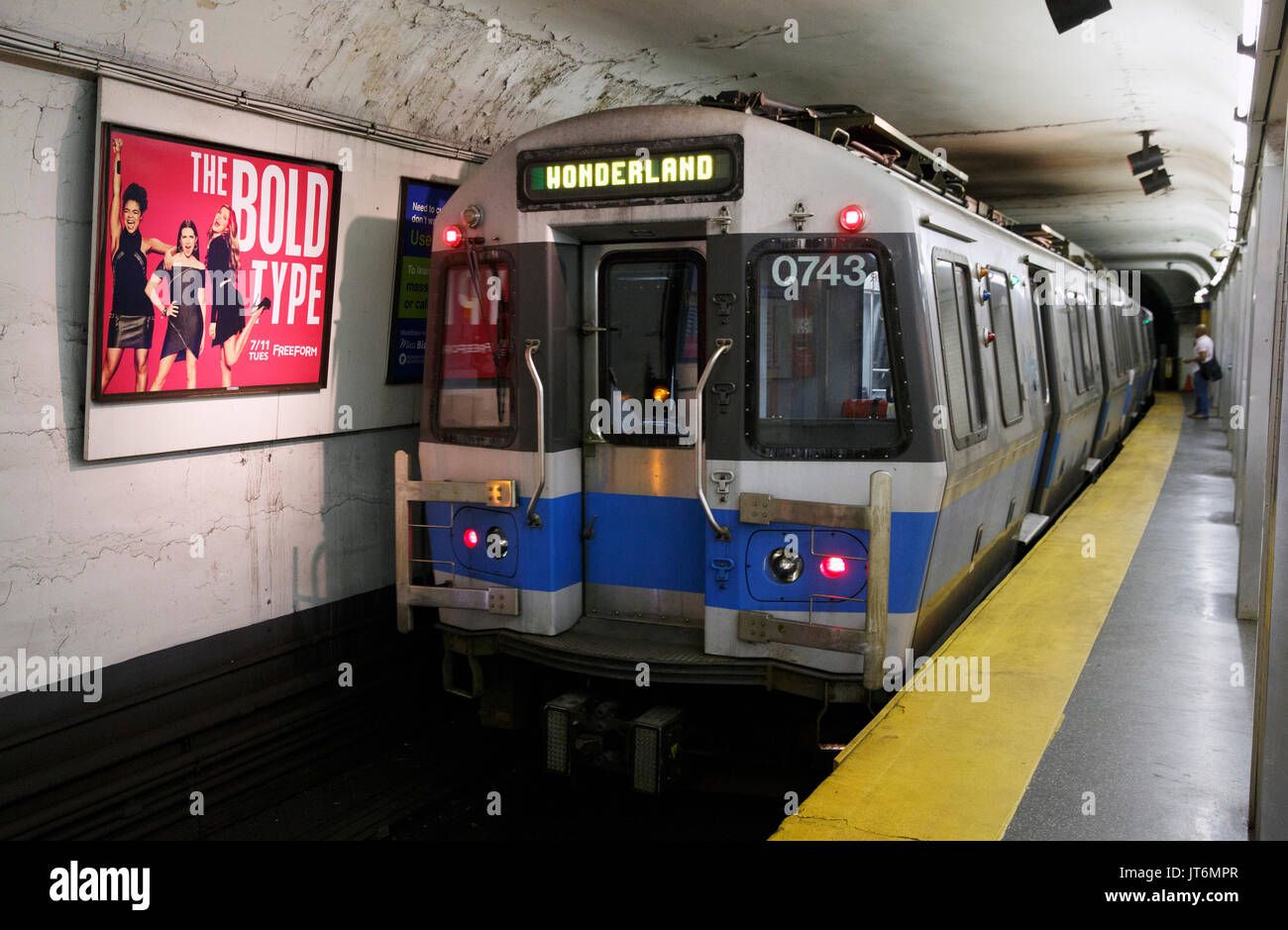 Linea blu della metropolitana entrando in treno stazione di Bowdoin, Boston, Massachusetts Foto Stock
