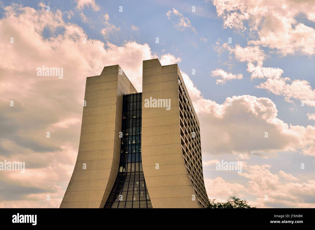 Robert Rathbun Wilson Hall at Fermilab di Batavia, Illinois. Il National Accelerator (laboratorio Fermilab..USA. Foto Stock