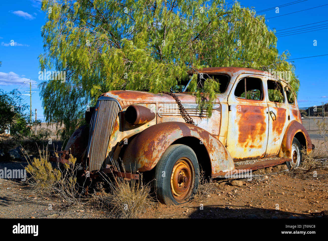 Rusty vecchia auto lasciato fuori in condizioni atmosferiche Broken Hill Nuovo Galles del Sud Australia Foto Stock