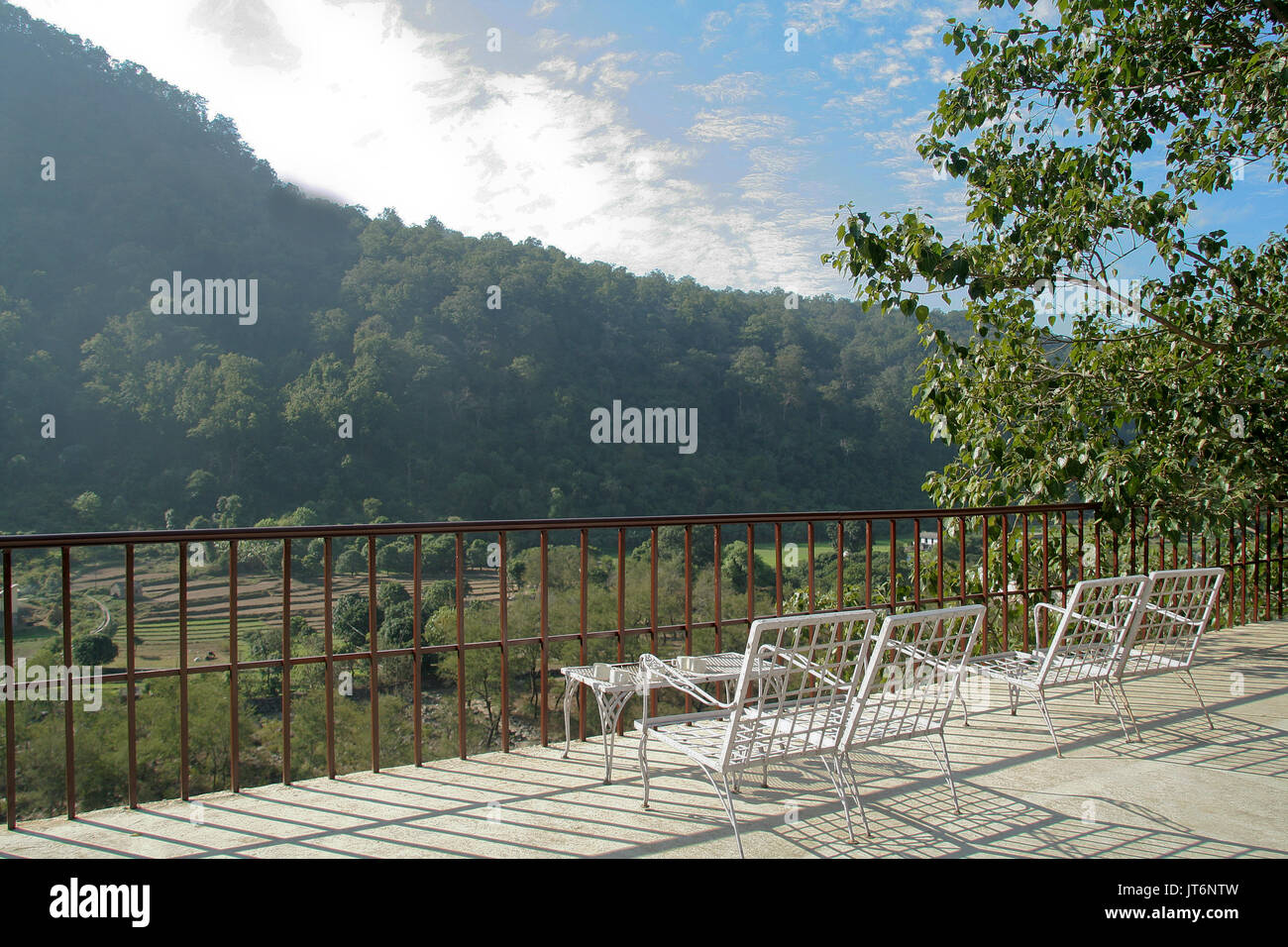 White sedie in metallo per visualizzare e godere di bellezze naturali Foto Stock