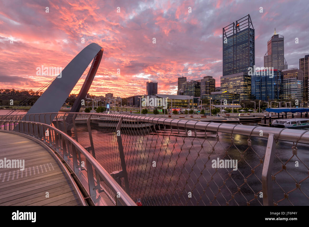 Il Ponte Elisabetta e il quartiere centrale degli affari di Perth, Western Australia al tramonto Foto Stock