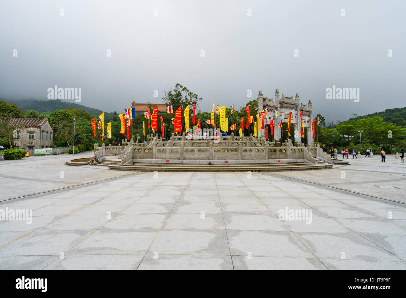 Ngong Ping Piazza centrale con un sacco di coloratissimi buddismo Mahayana contrassegni di stile Foto Stock