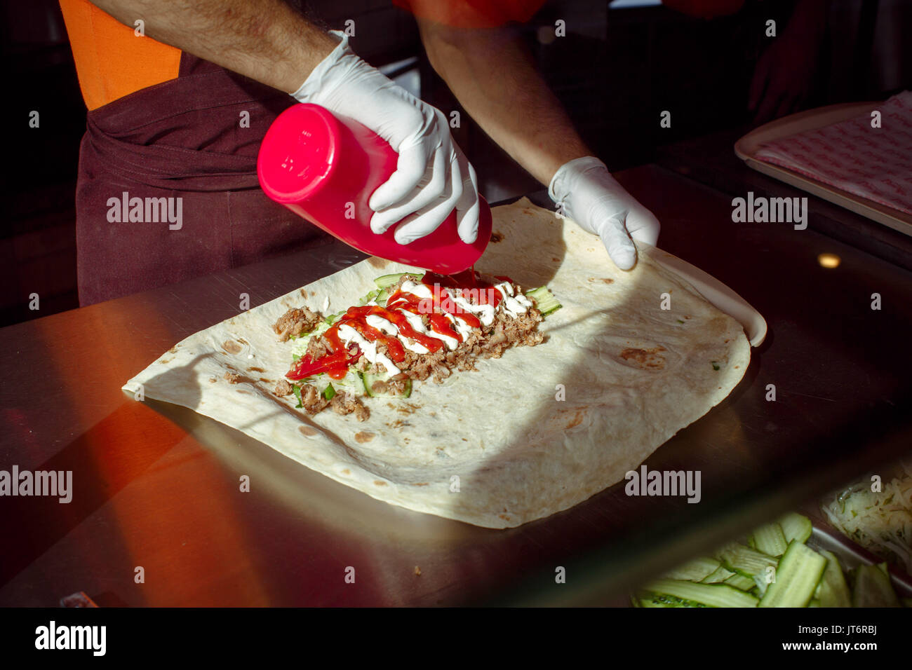 Lo chef facendo ordine alimentare kebab Foto Stock