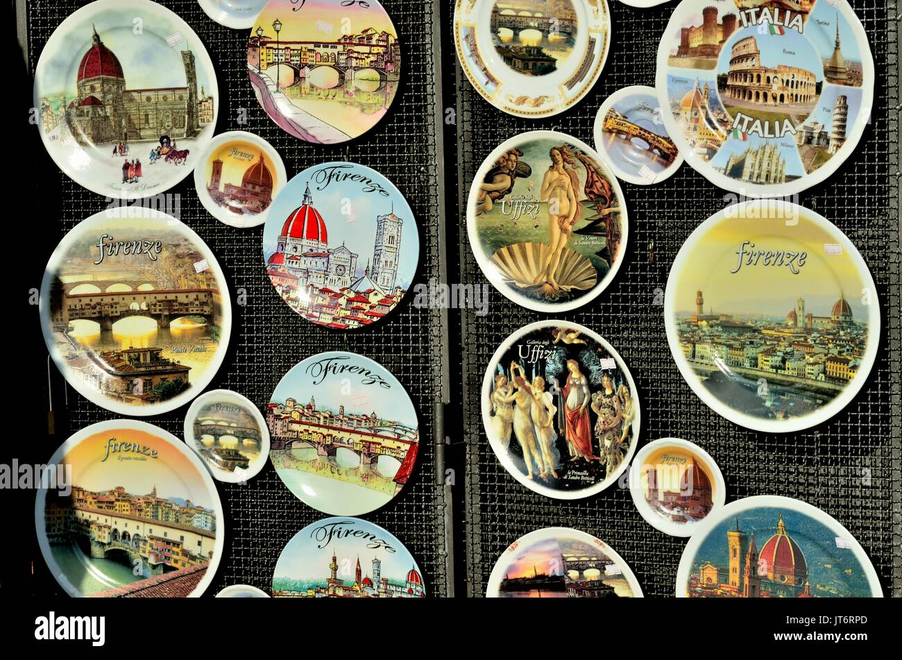 Una forma circolare souvenir di lastre di vetro- piatti in vendita ai  turisti di Firenze( Firenze) Italia Italy Foto stock - Alamy