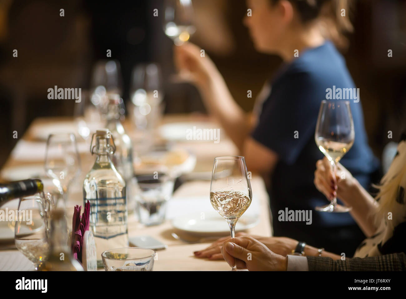 La gente celebra con bevande Foto Stock