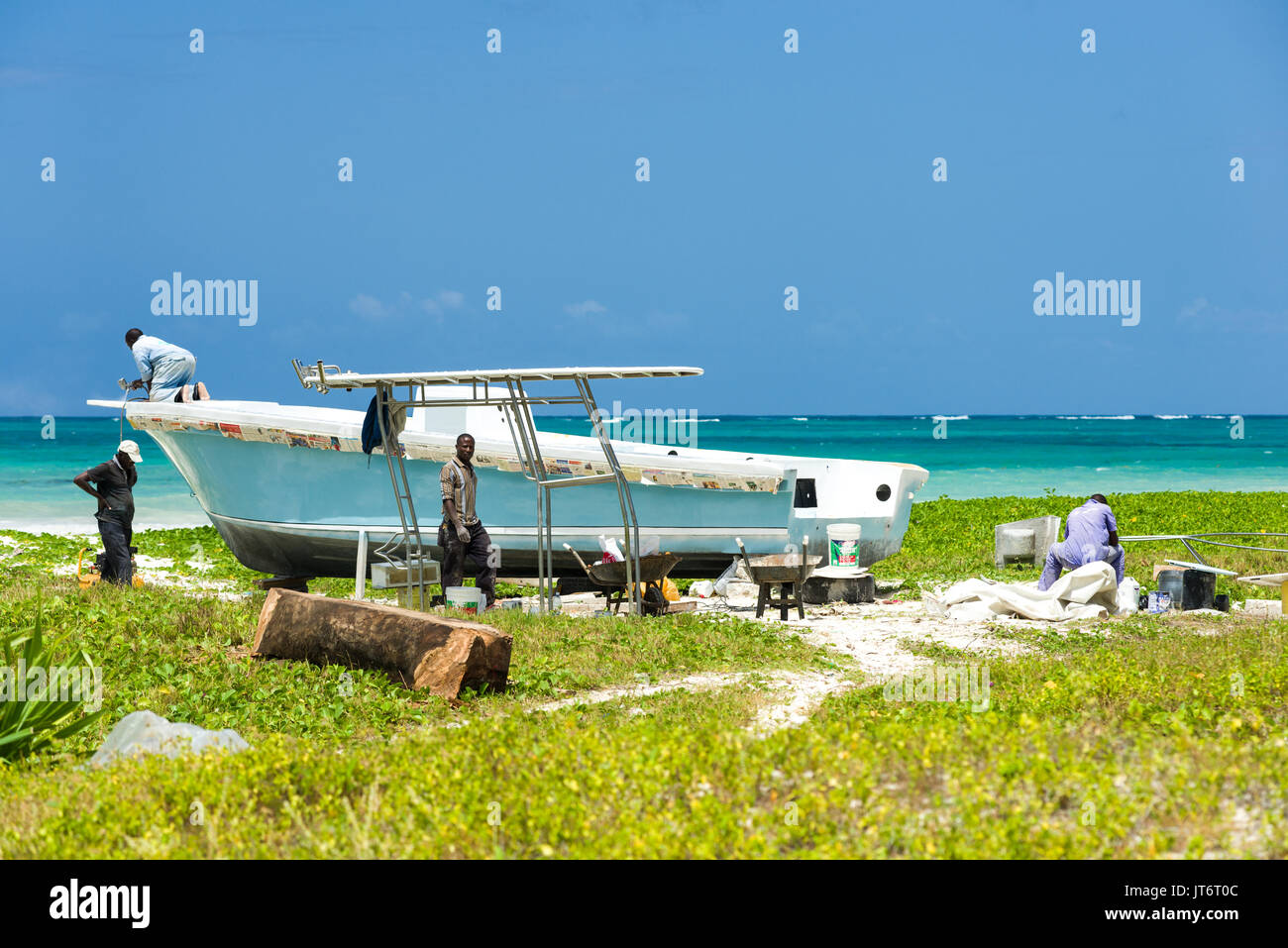 Edificio locale vetroresina barca da pesca dalla spiaggia, Diani, Kenya Foto Stock