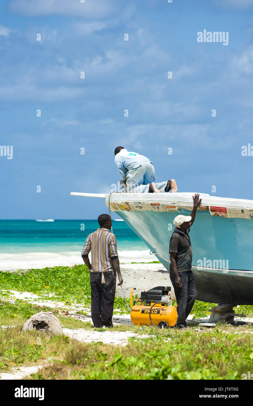 Edificio locale vetroresina barca da pesca dalla spiaggia, Diani, Kenya Foto Stock