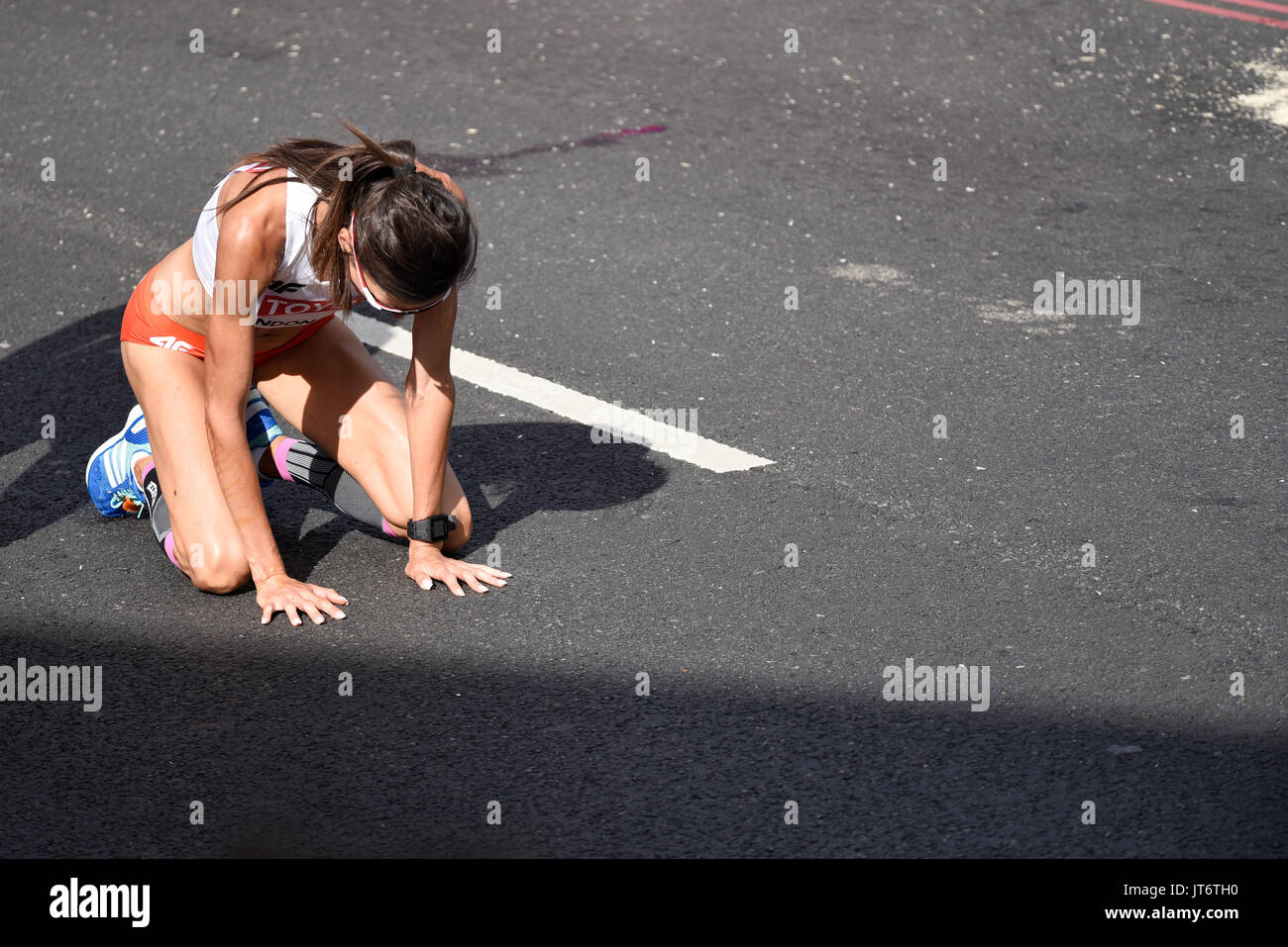 Katarzyna Kowalska della Polonia, che soffre dopo aver terminato la gara di maratona dei Campionati del mondo IAAF 2017 a Londra, nel Regno Unito Foto Stock