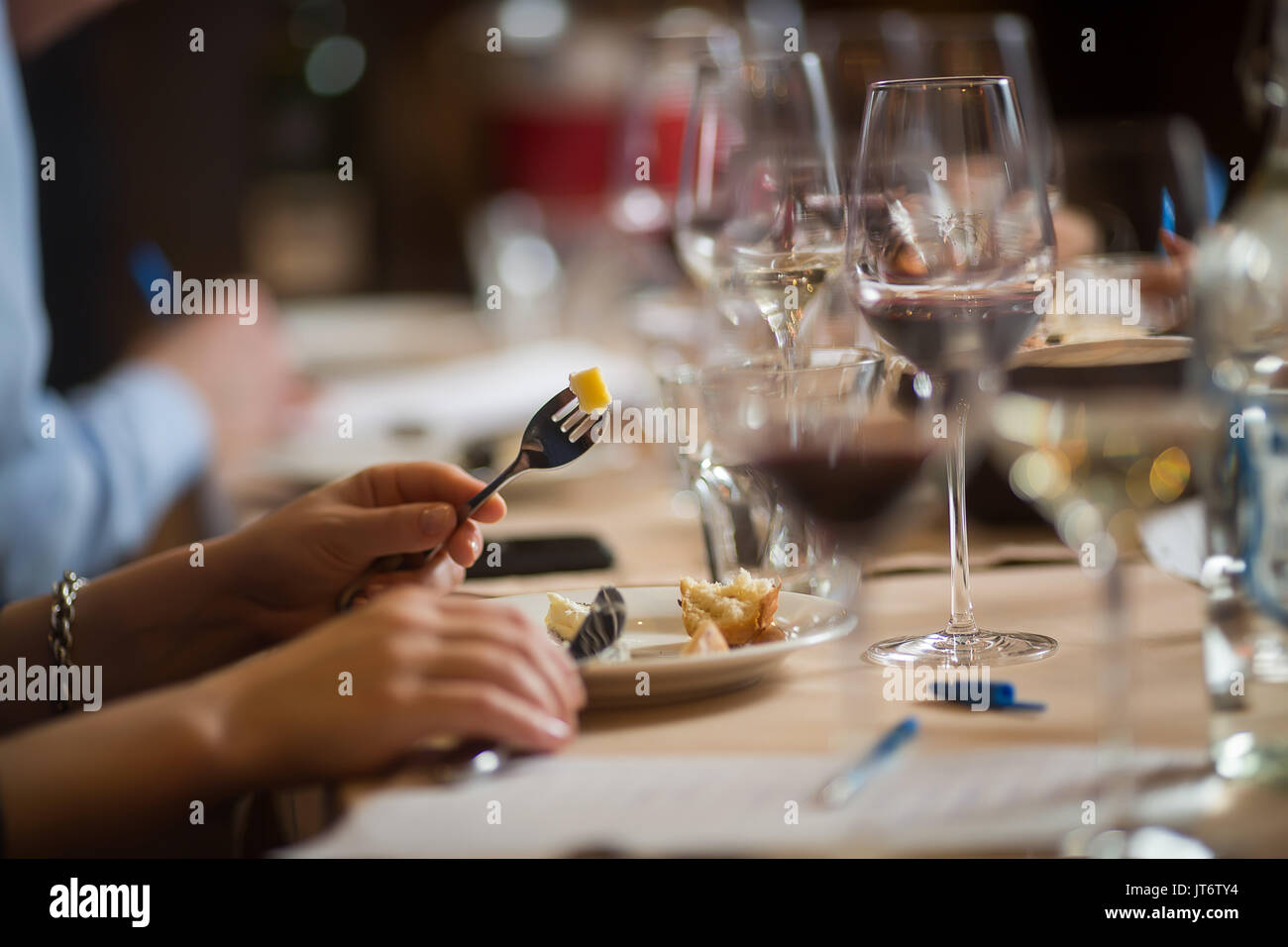 La gente celebra con bevande Foto Stock