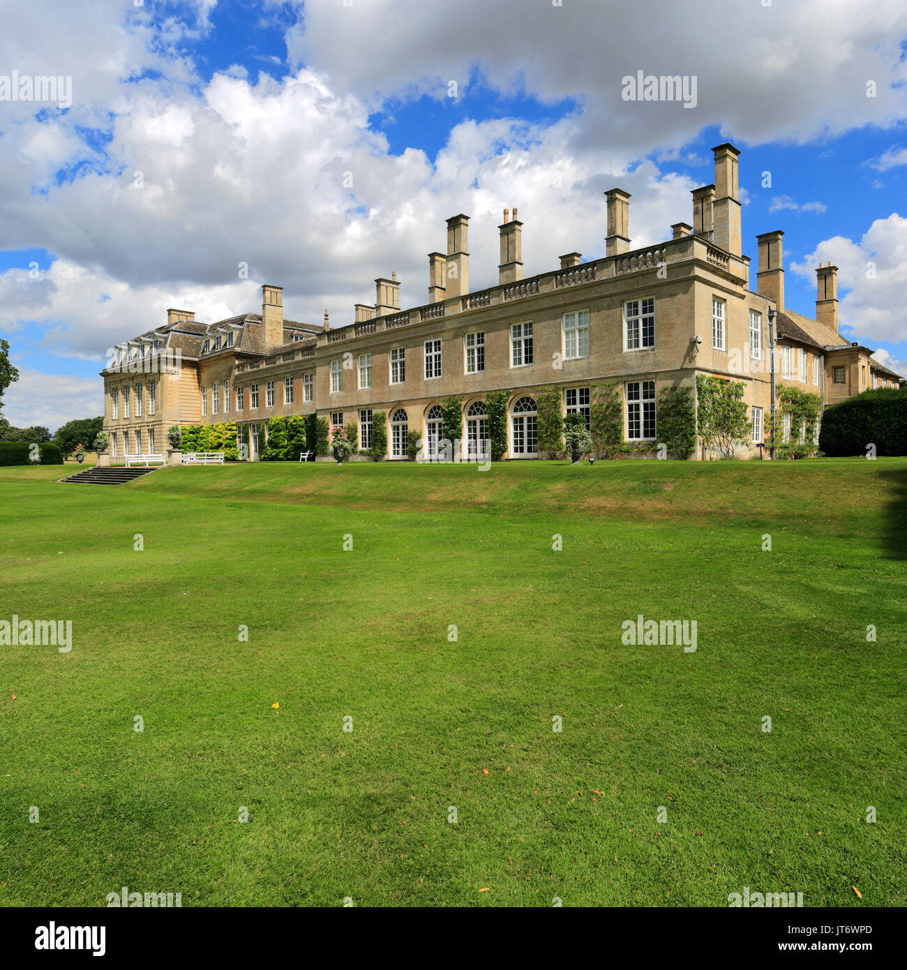 Vista estiva di San Donato House e giardini; San Donato villaggio; Northamptonshire; Inghilterra; Regno Unito Foto Stock