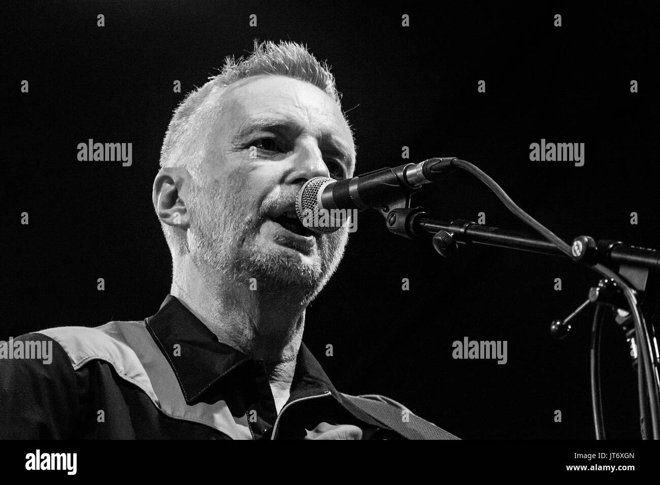 Milano, Italia. 5 agosto 2017. Billy Bragg presenta il suo nuovo album "hine una luce" durante una performance live. Credito: Luca Quadrio/Alamy Live News Foto Stock