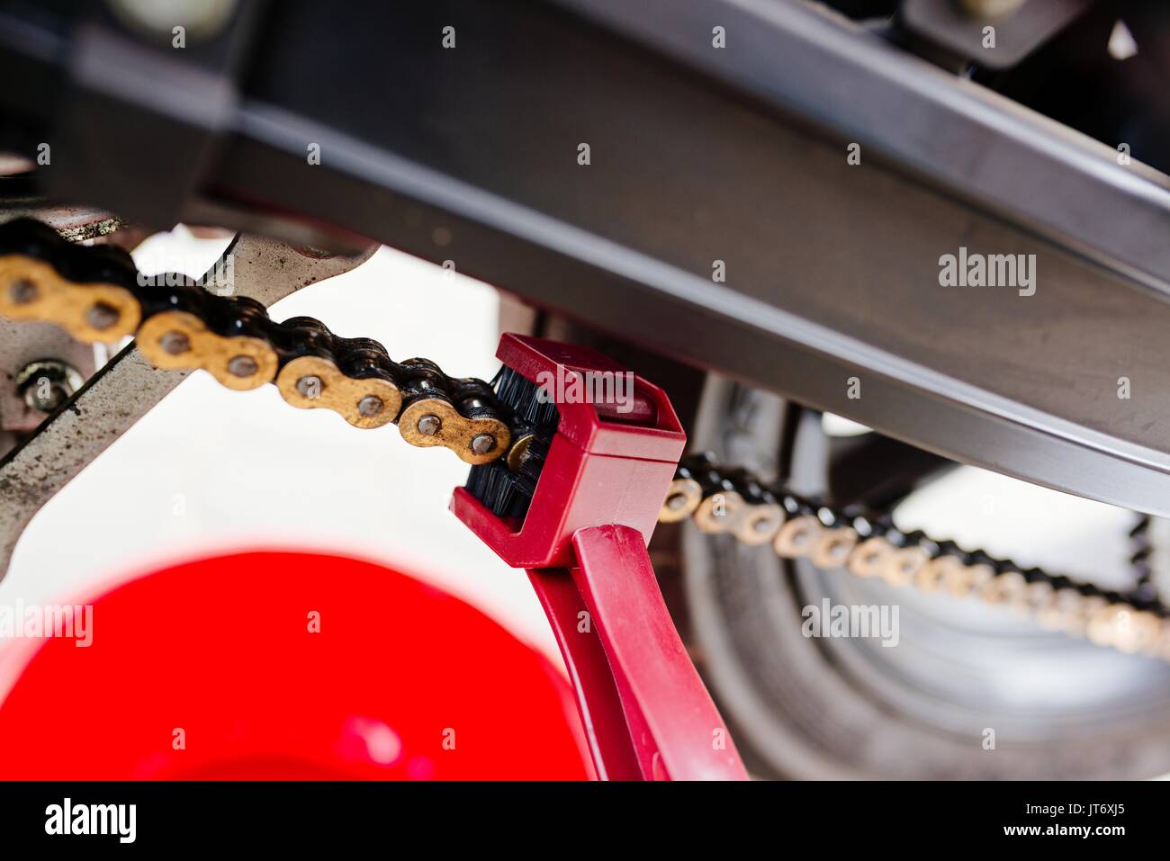Pulizia catena moto con apposito spray per catena cleaner Foto stock - Alamy