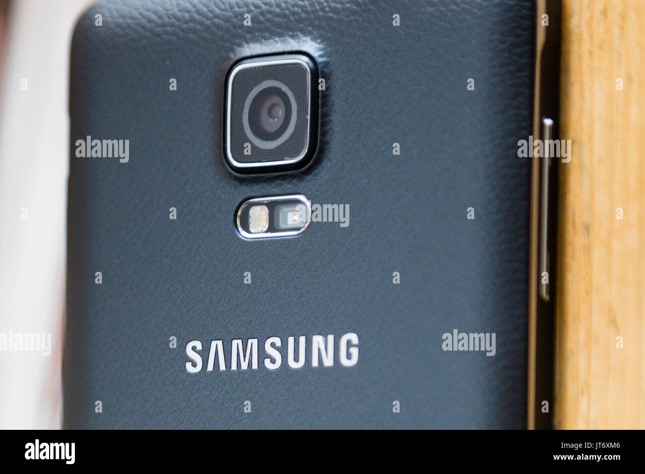 Londra, Regno Unito. Chiusura del logo Samsung e la fotocamera e l'unità flash a Samsung smartphone. Foto Stock