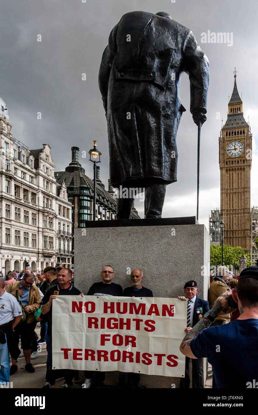 Esercito britannico veterani Stand sotto la statua di Winston Churchill tenendo un Banner chiede 'No i diritti umani di terroristi", London, Regno Unito Foto Stock