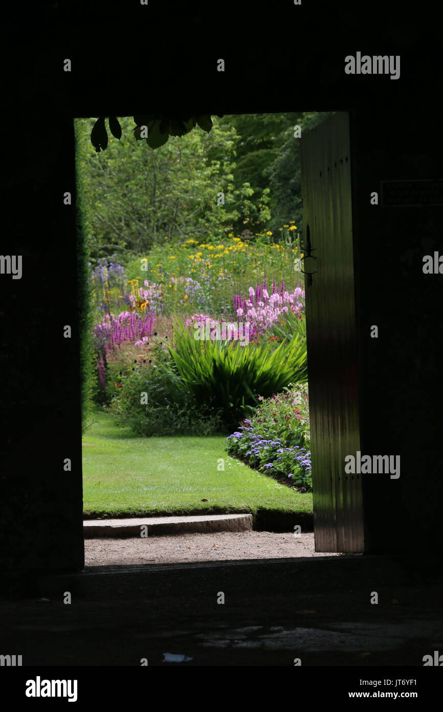 Cawdor Castle Garden attraverso lo sportello Foto Stock