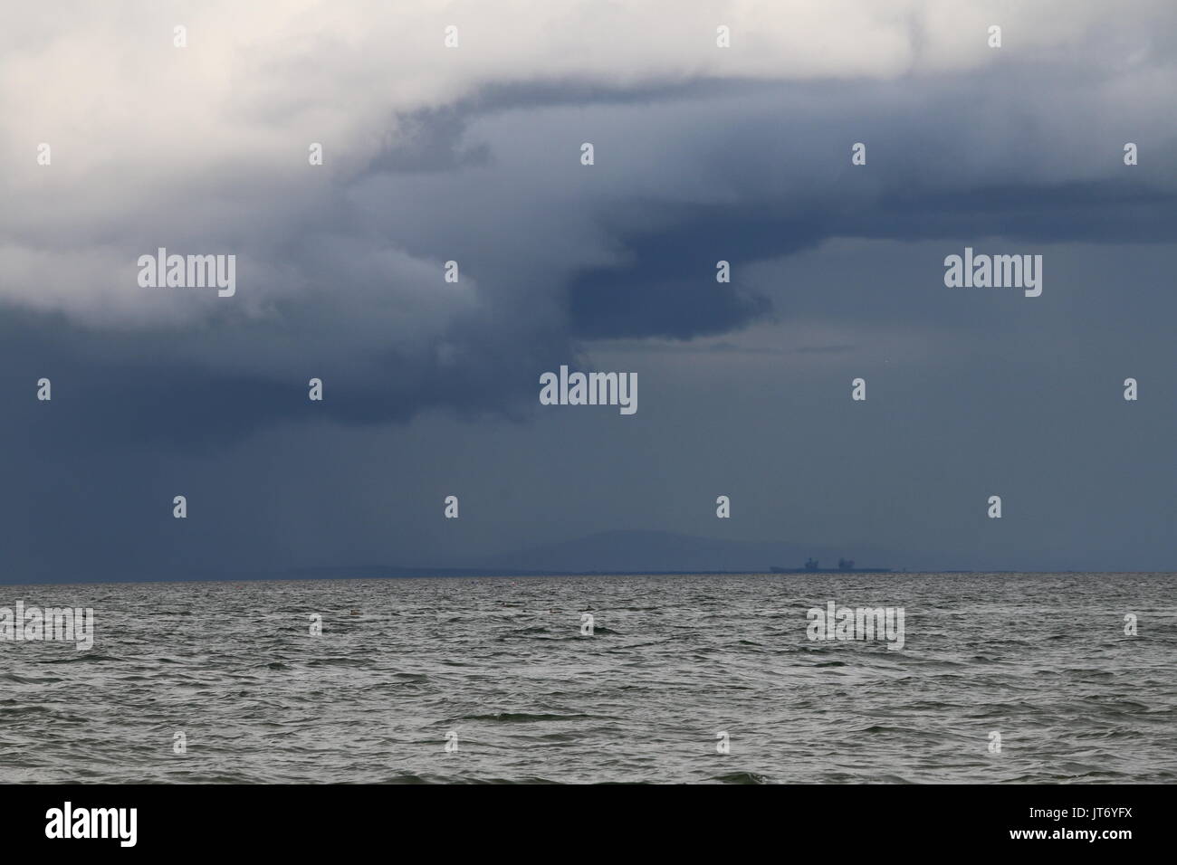 Nuova Portaerei Queen Elizabeth, a prove in mare su Moray Firth, visto da Nairn Agosto 2017 Foto Stock