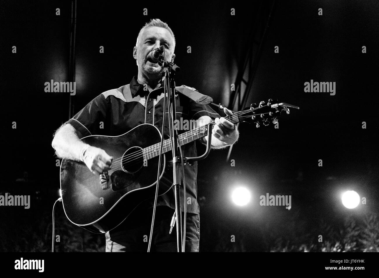 Milano, Italia. 5 agosto 2017. Billy Bragg presenta il suo nuovo album "hine una luce" durante una performance live. Credito: Luca Quadrio/Alamy Live News Foto Stock
