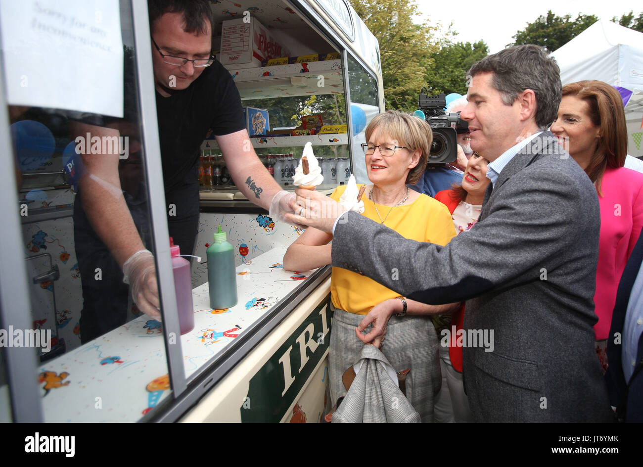 MEP Mairead McGuinness e il ministro delle Finanze Donohoe Pasquale comprare gelati durante un photocall al Merrion Square a Dublino per promuovere l'AffordableChildcare.ie sito web. Foto Stock