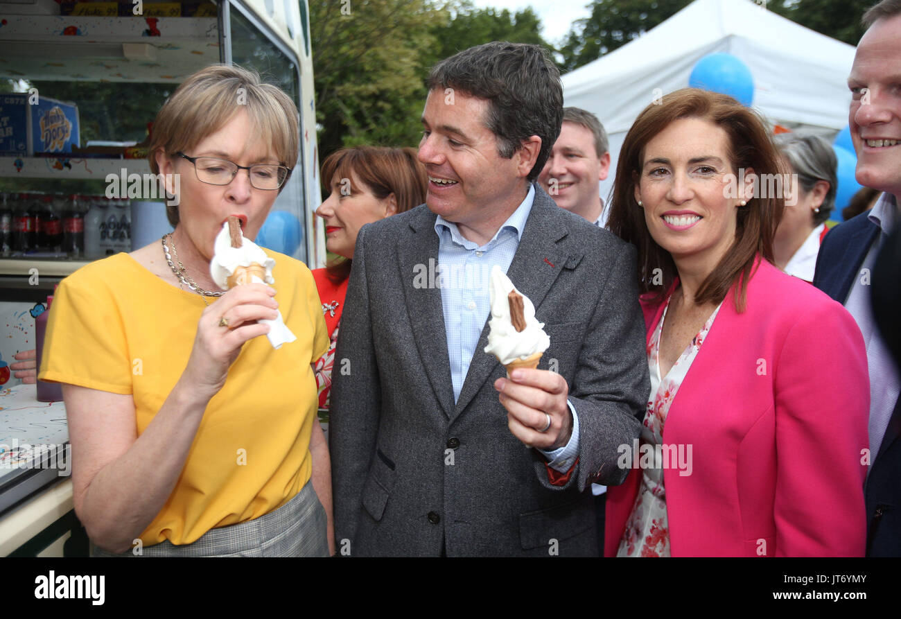 MEP Mairead McGuinness, ministro delle Finanze Donohoe pasquale e TD Stadie Naughton comprare gelati durante un photocall al Merrion Square a Dublino per promuovere l'AffordableChildcare.ie sito web. Foto Stock