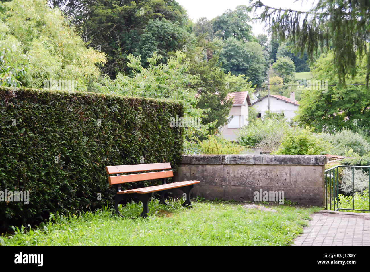 Angolo di riposo in un giardino con una panca in legno nella città di Bar Le Duc nel dipartimento della Mosa in Francia Foto Stock