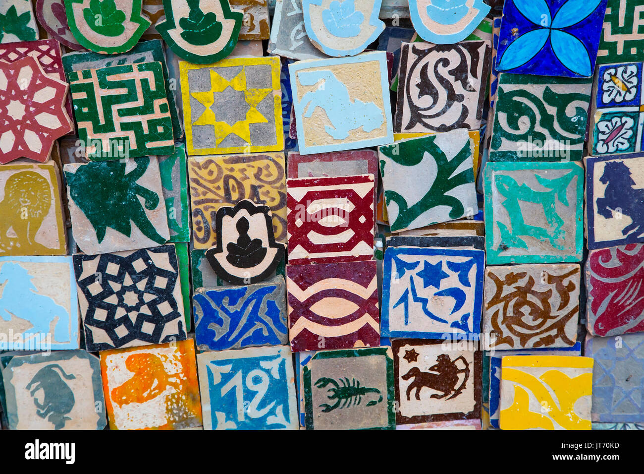 Ceramica e negozi di artigianato, Souk Medina di Fez, Fes el Bali. Il Marocco, Maghreb Nord Africa Foto Stock