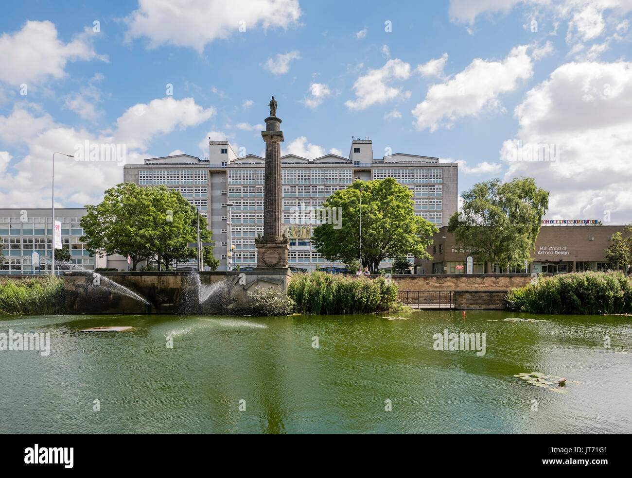 Monumento Wilberforce e Hull College da Queens Gardens Yorkshire Regno Unito Foto Stock