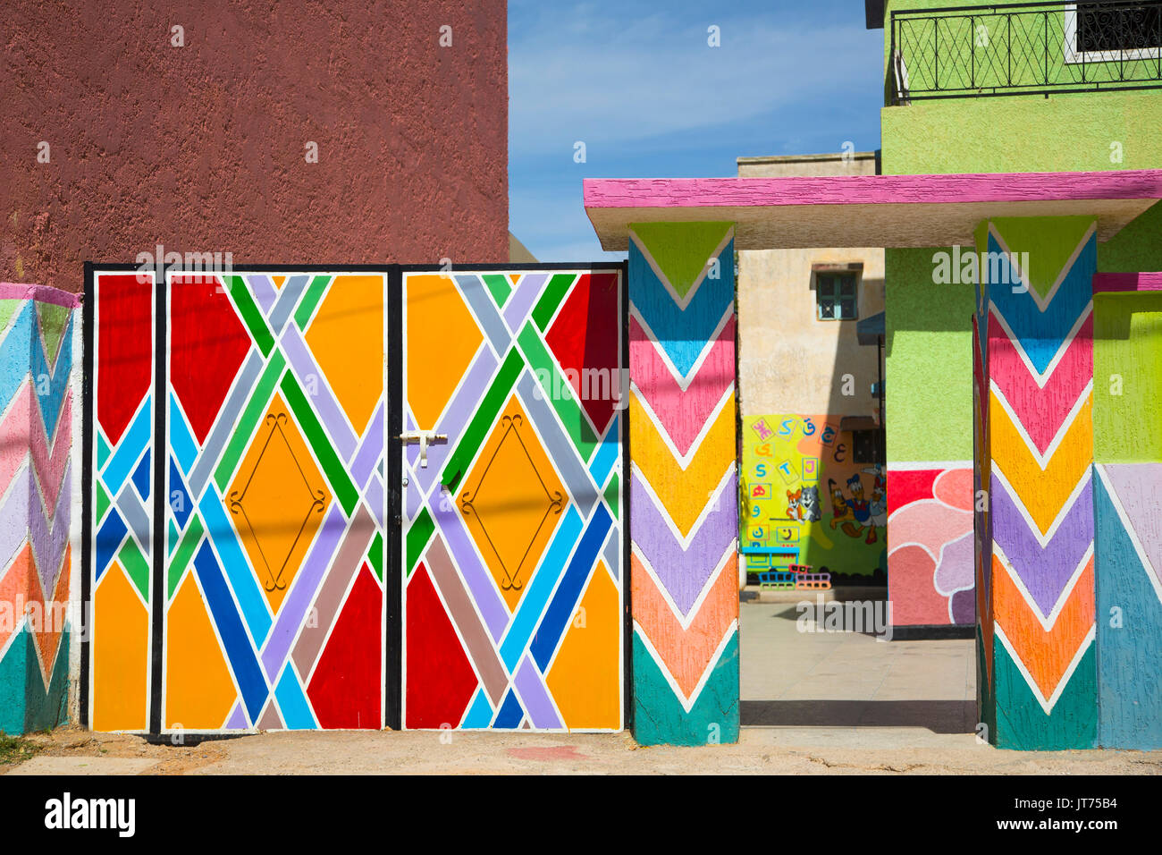 Bhalil, colorati porta di ingresso ad una scuola. Il Marocco, Maghreb Nord Africa Foto Stock