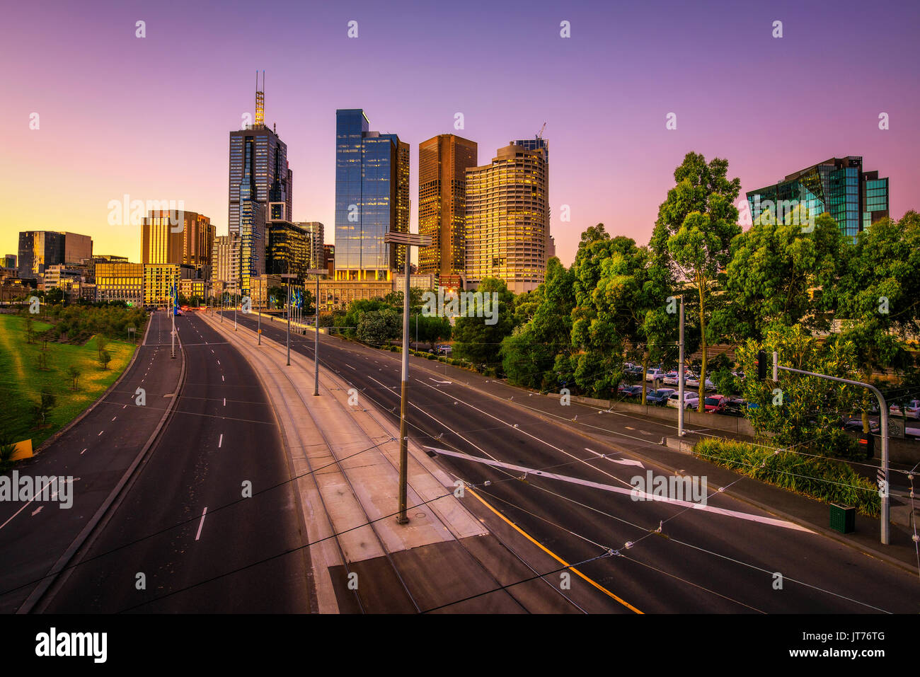 Estate tramonto sopra grattacieli del centro cittadino di Melbourne in Victoria, Australia Foto Stock