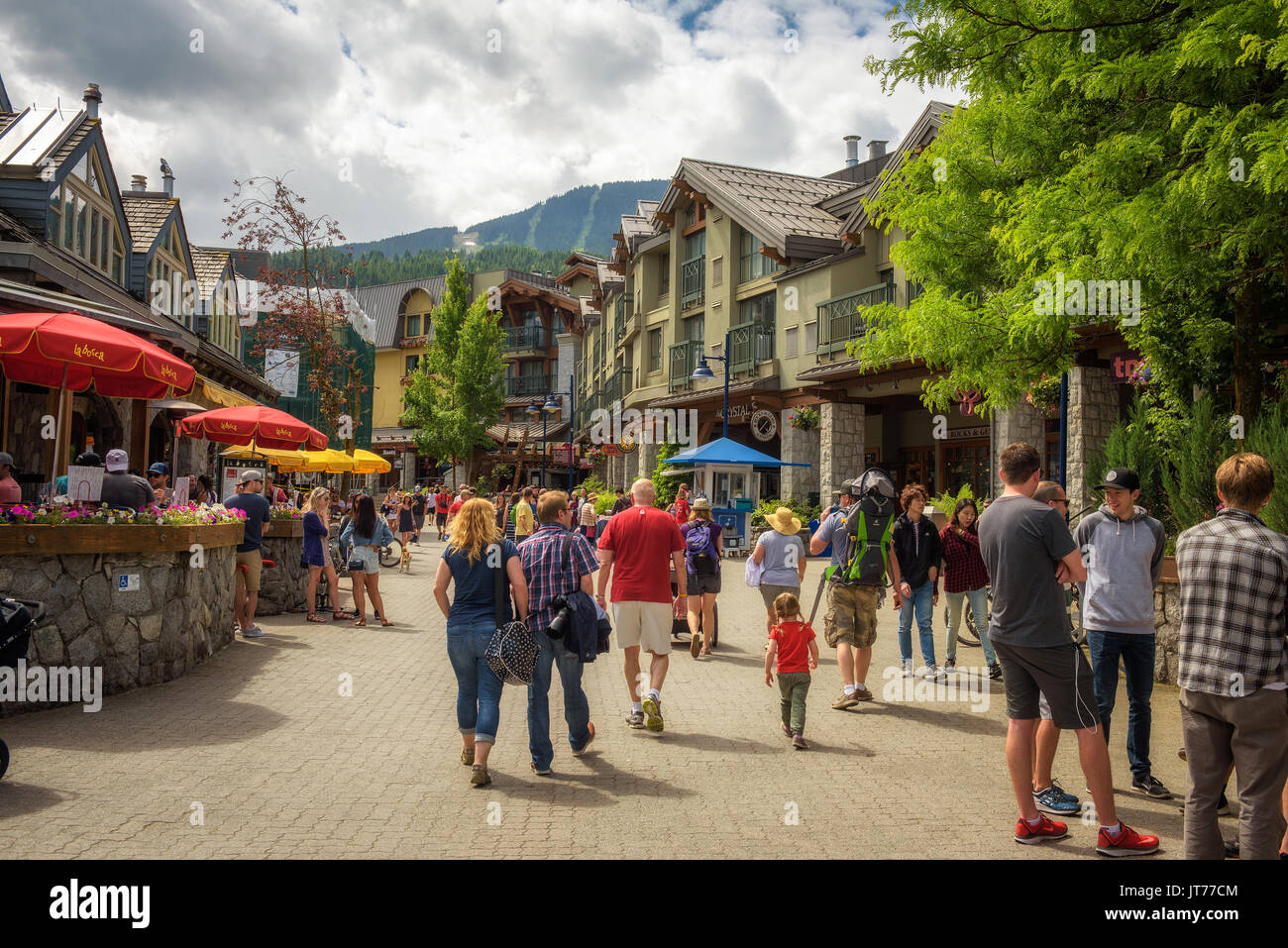 WHISTLER, British Columbia, Canada - luglio 2, 2017 : Scenic street view con molti turisti nel villaggio di Whistler. Whistler è una località canadese città vis Foto Stock