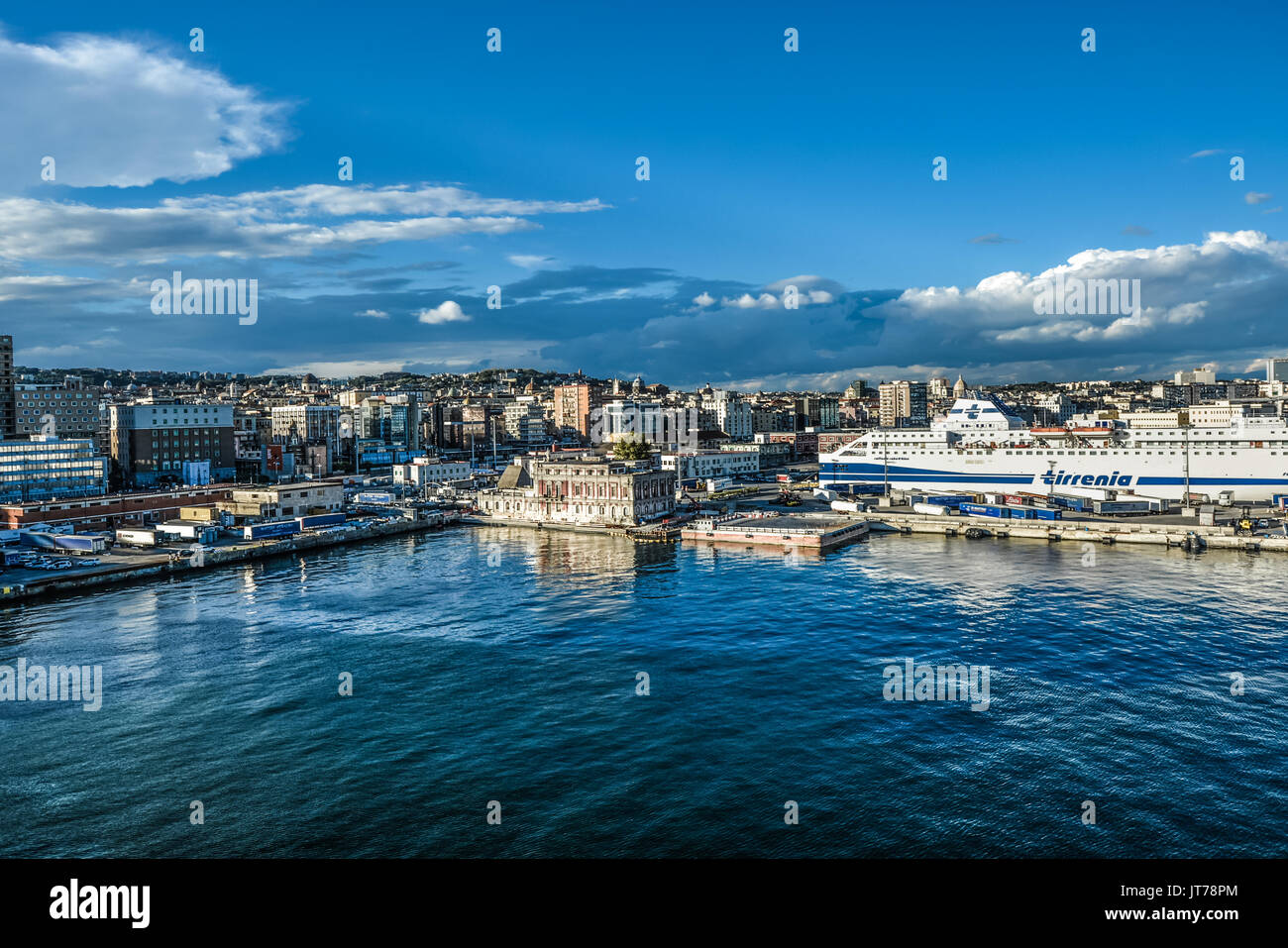 Il porto di crociera con una nave nella baia di Napoli a Napoli Italia nel sole del tardo pomeriggio Foto Stock