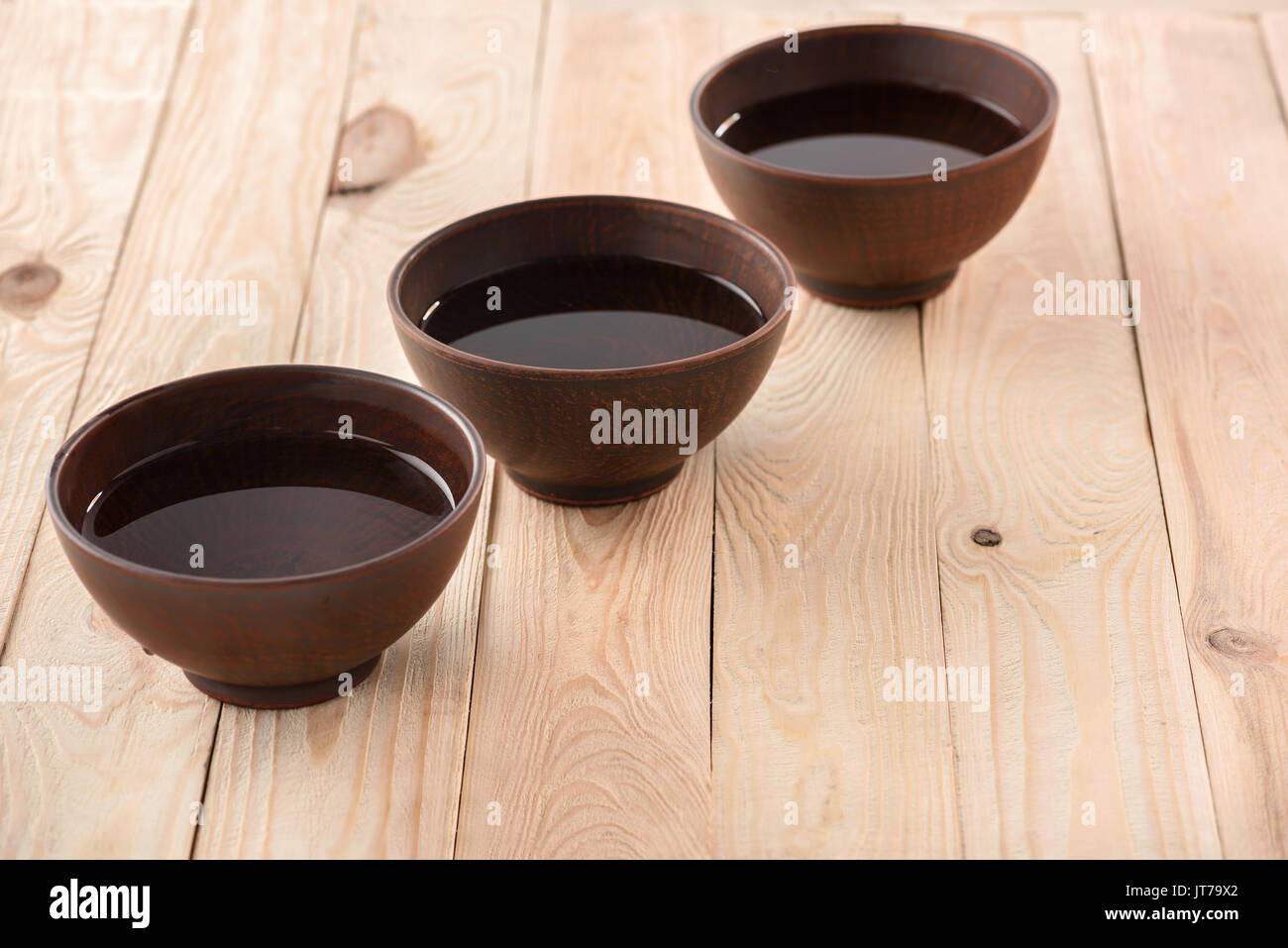 Vista ravvicinata di acqua fresca e pulita in tre recipienti su un tavolo di legno Foto Stock Vista ravvicinata di acqua fresca e pulita in tre recipienti su un tavolo di legno Foto Stock