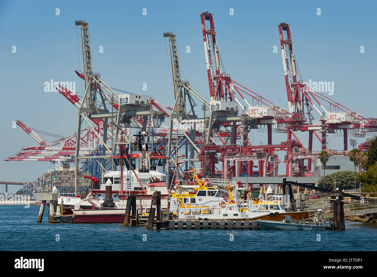 Lunga spiaggia Porto barche pilota e la lunga spiaggia dei Vigili del Fuoco Fireboats ormeggiata nel porto di Long Beach, California, Stati Uniti d'America. Foto Stock