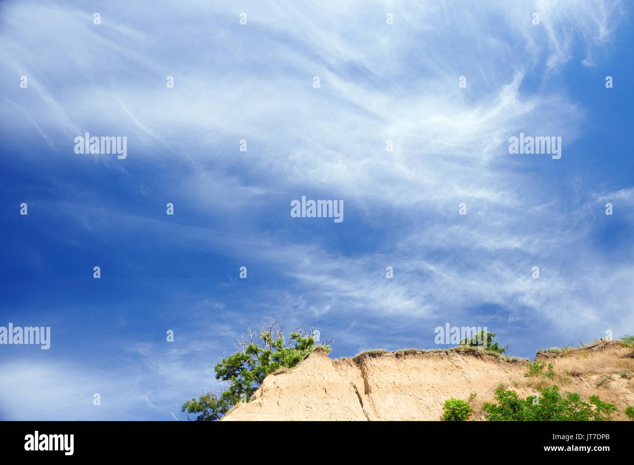 Cielo blu chiaro su cliff picco con una struttura ad albero Foto Stock