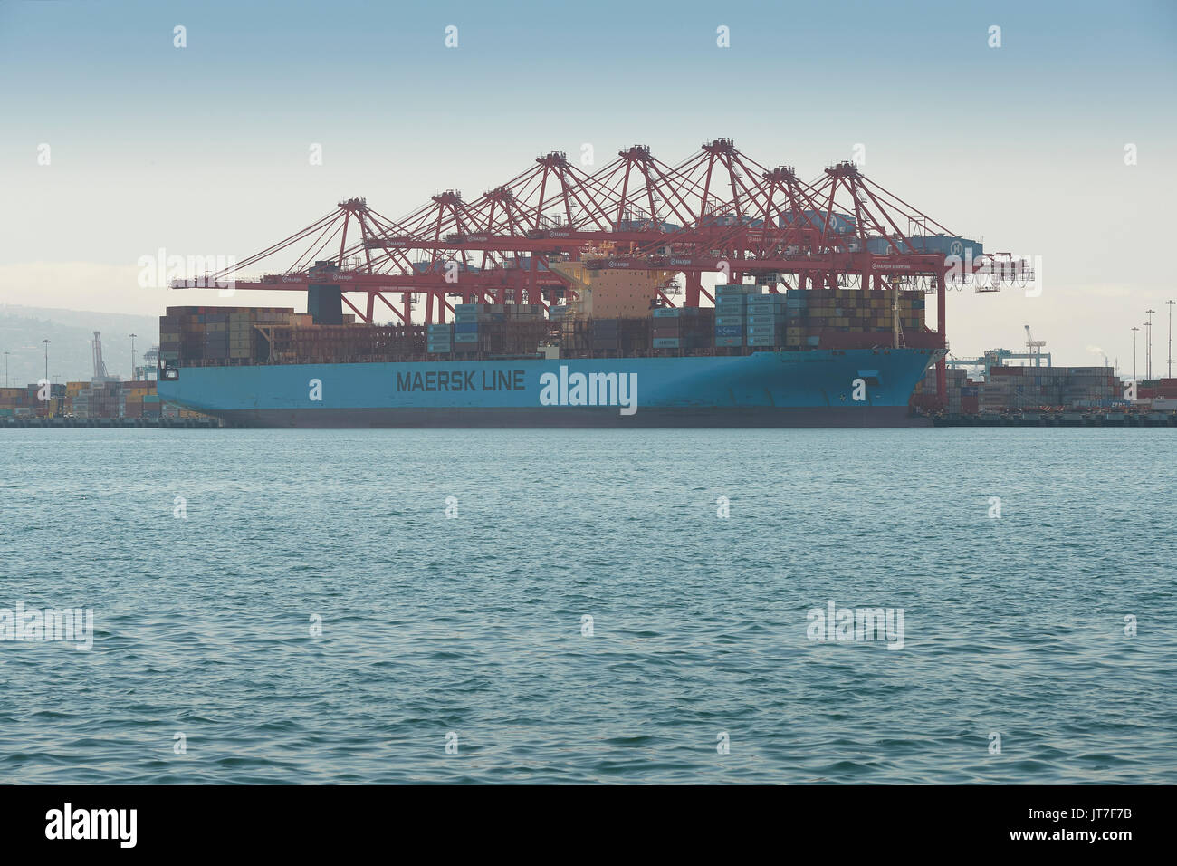 La Maersk Line di portacontainer, MAERSK EINDHOVEN, scarico nel porto di Long Beach, California. Foto Stock