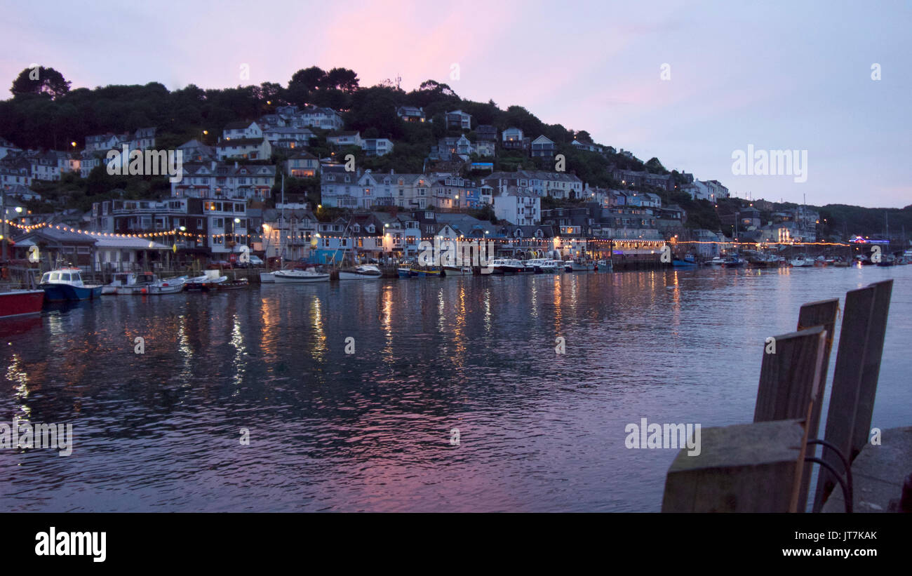 Looe, la Cornovaglia del Sud villaggio di pescatori su una sera di agosto Foto Stock